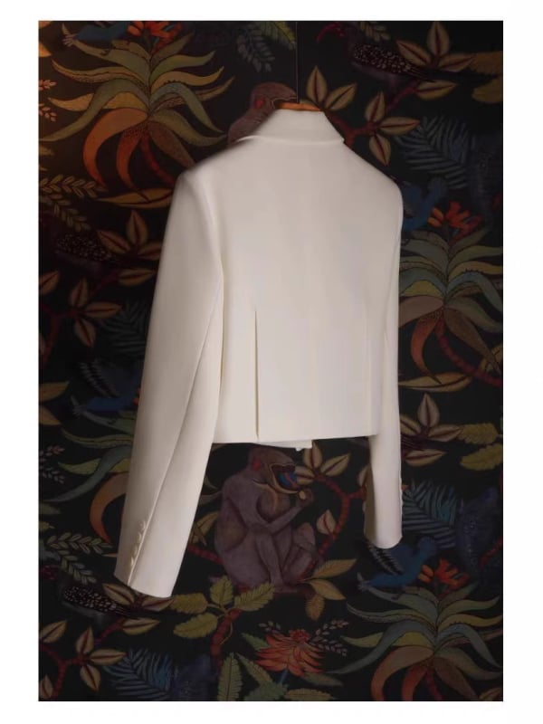 Női karcsúsított blézer öltöny gallérral, rövid fazon, egygombos záródás, poliészter anyag