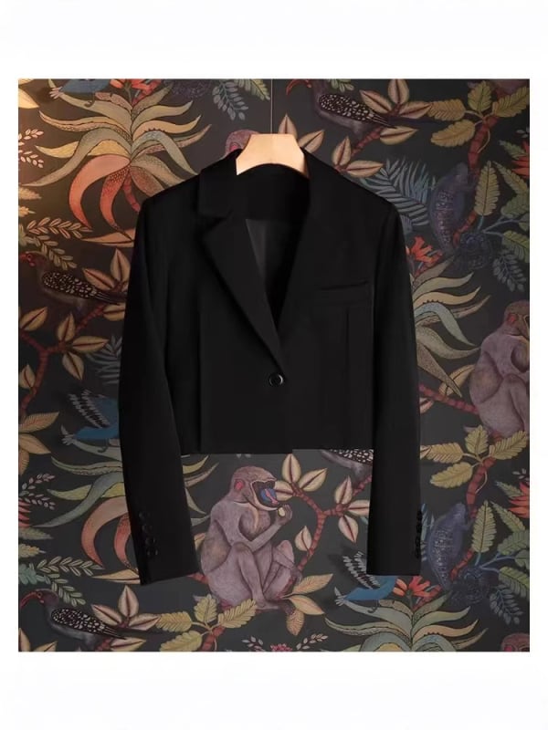 Női karcsúsított blézer öltöny gallérral, rövid fazon, egygombos záródás, poliészter anyag
