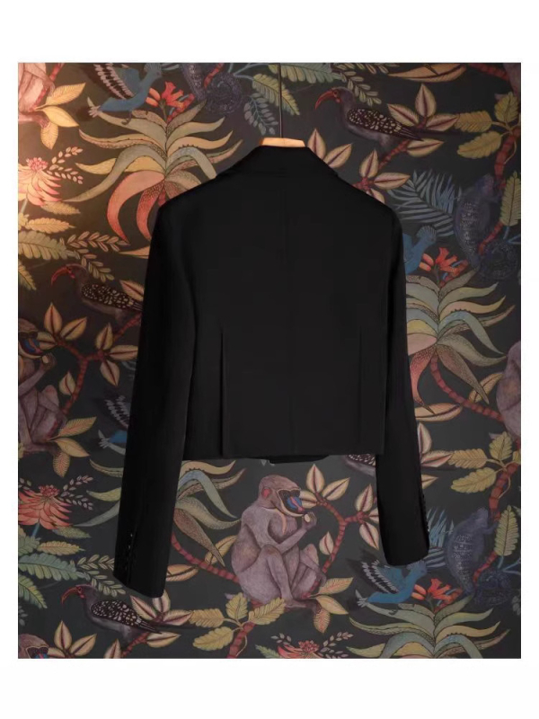 Női karcsúsított blézer öltöny gallérral, rövid fazon, egygombos záródás, poliészter anyag