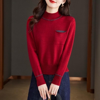 Poliester pleteni pulover, ekstra dugi rukavi, halter vrat, regularna duljina (50–65 cm), udio glavne tkanine 30–50%.
