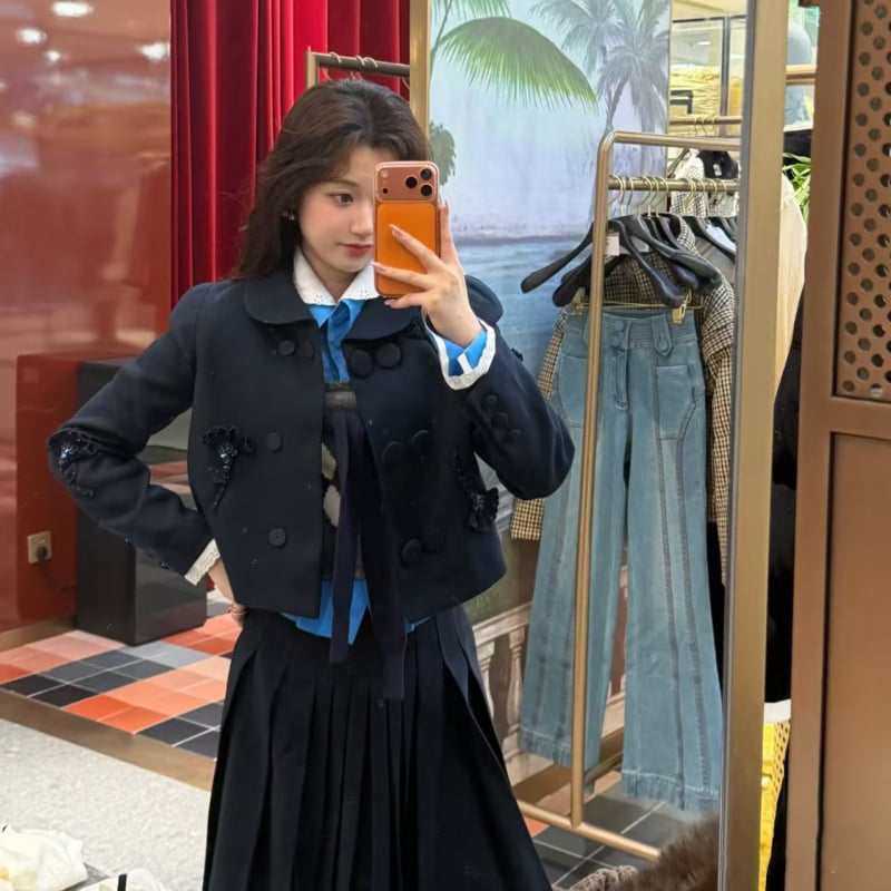 Női kosztümkabát háromdimenziós virágdíszítéssel, gallér, dupla gombos zárás, rövid hossz, poliészter, elegáns munkahelyi stílus