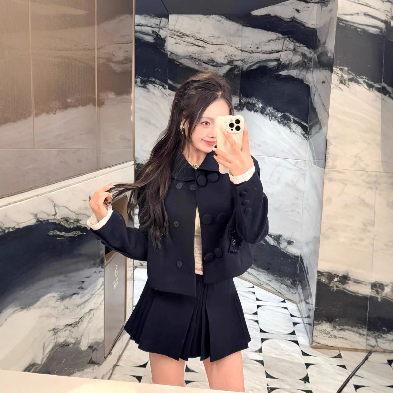 Női kosztümkabát háromdimenziós virágdíszítéssel, gallér, dupla gombos zárás, rövid hossz, poliészter, elegáns munkahelyi stílus