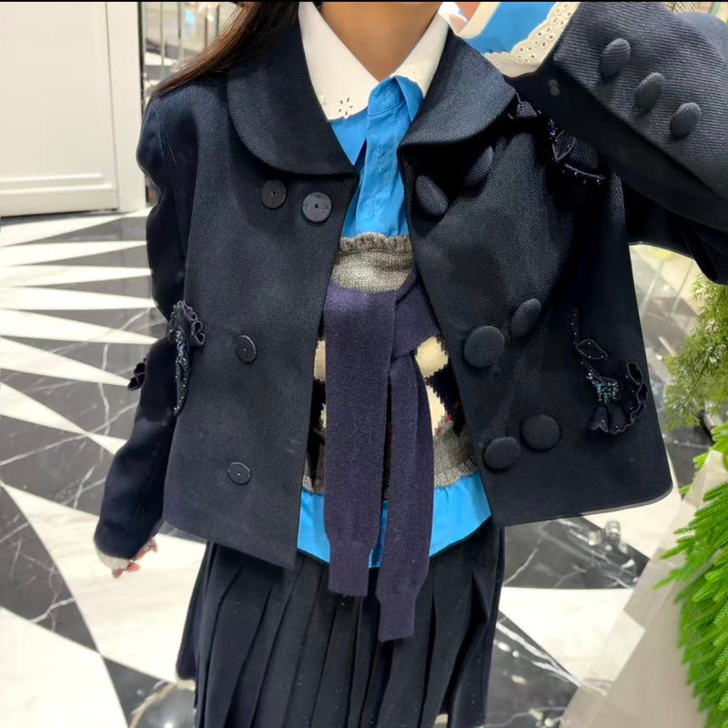 Női kosztümkabát háromdimenziós virágdíszítéssel, gallér, dupla gombos zárás, rövid hossz, poliészter, elegáns munkahelyi stílus