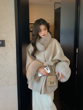 Palton damă din lână, cu guler din blană de vulpe, lungime medie, mâneci raglan, închidere cu trei nasturi