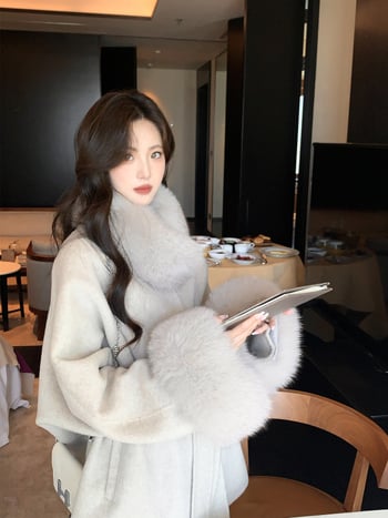 Palton damă din lână, cu guler din blană de vulpe, lungime medie, mâneci raglan, închidere cu trei nasturi