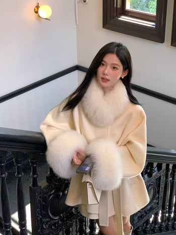 Palton damă din lână, cu guler din blană de vulpe, lungime medie, mâneci raglan, închidere cu trei nasturi