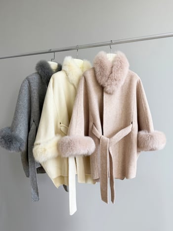 Palton damă din lână, cu guler din blană de vulpe, lungime medie, mâneci raglan, închidere cu trei nasturi