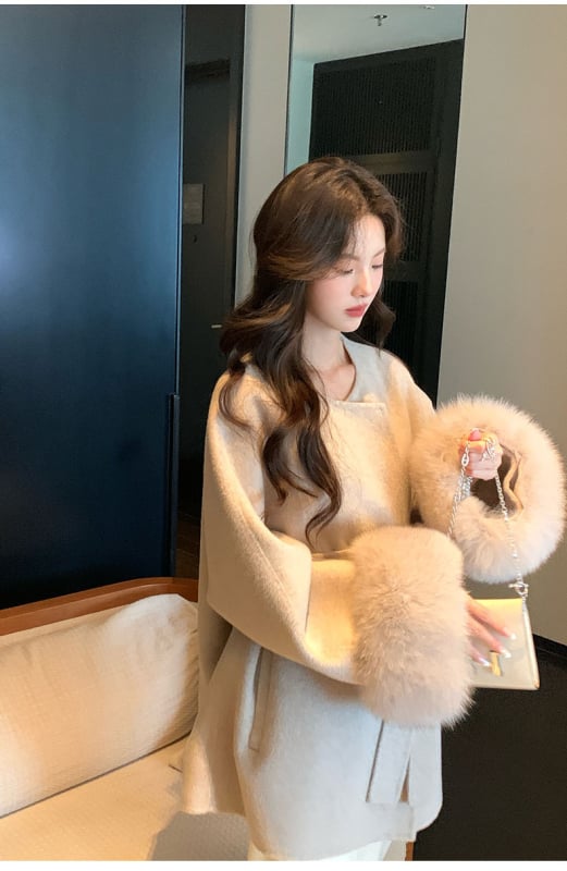 Palton damă din lână, cu guler din blană de vulpe, lungime medie, mâneci raglan, închidere cu trei nasturi