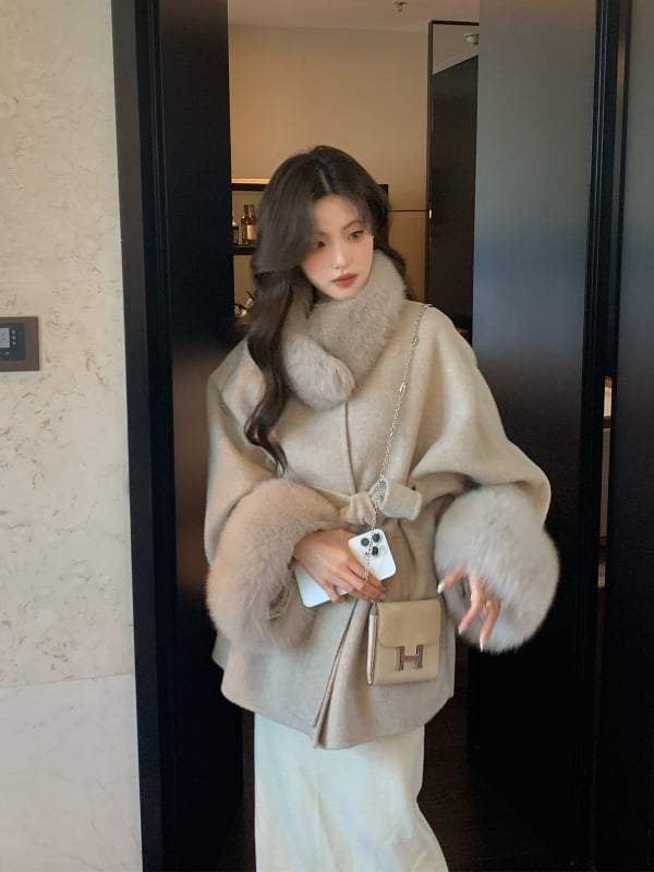 Palton damă din lână, cu guler din blană de vulpe, lungime medie, mâneci raglan, închidere cu trei nasturi