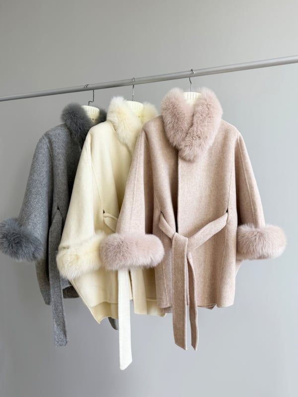 Palton damă din lână, cu guler din blană de vulpe, lungime medie, mâneci raglan, închidere cu trei nasturi