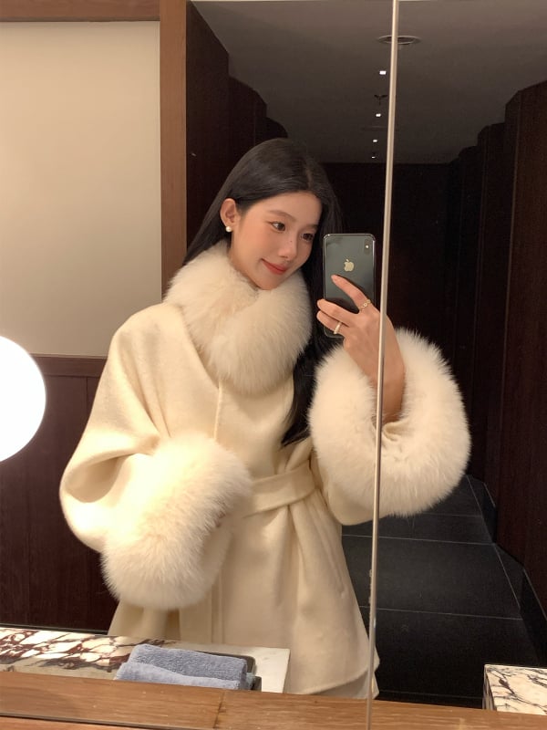 Palton damă din lână, cu guler din blană de vulpe, lungime medie, mâneci raglan, închidere cu trei nasturi