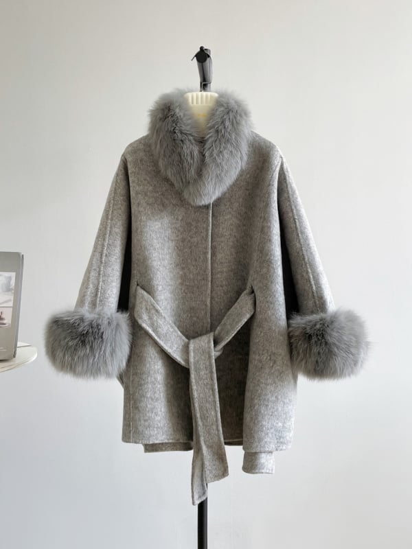 Palton damă din lână, cu guler din blană de vulpe, lungime medie, mâneci raglan, închidere cu trei nasturi
