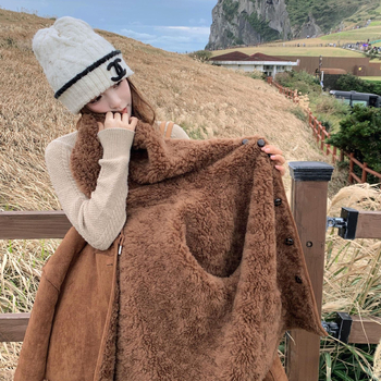 Jachetă cu exterior din shearling, material poliester, mâneci lungi, guler polo, închidere frontală cu nasturi, buzunare