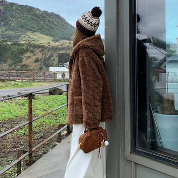 Jachetă cu exterior din shearling, material poliester, mâneci lungi, guler polo, închidere frontală cu nasturi, buzunare