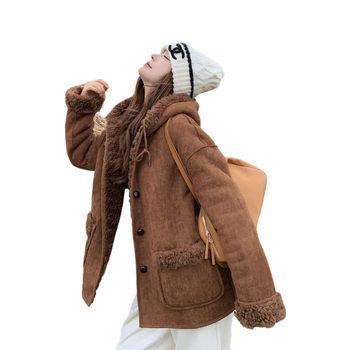 Jachetă cu exterior din shearling, material poliester, mâneci lungi, guler polo, închidere frontală cu nasturi, buzunare