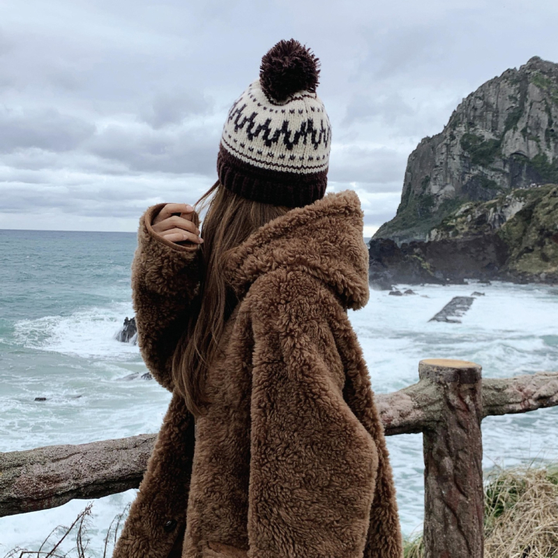 Jachetă cu exterior din shearling, material poliester, mâneci lungi, guler polo, închidere frontală cu nasturi, buzunare