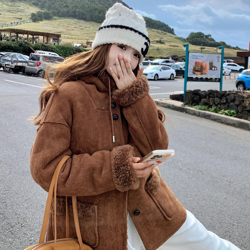 Jachetă cu exterior din shearling, material poliester, mâneci lungi, guler polo, închidere frontală cu nasturi, buzunare