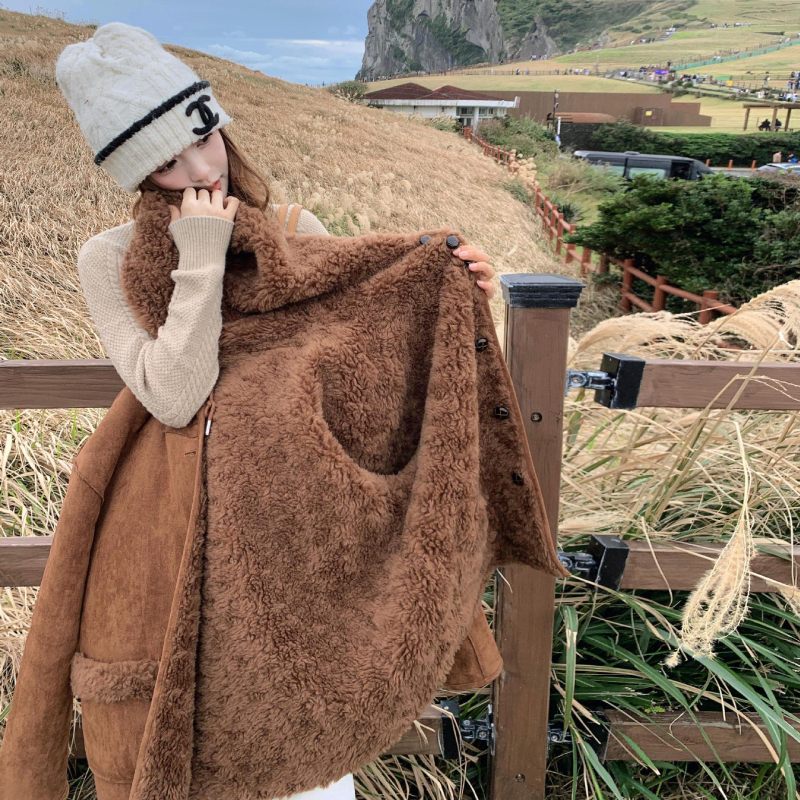 Jachetă cu exterior din shearling, material poliester, mâneci lungi, guler polo, închidere frontală cu nasturi, buzunare