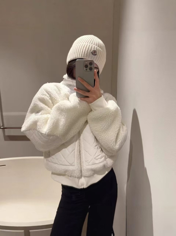 Geacă damă din lână de miel, cu guler înălțat, închidere cu fermoar, guler din blană artificială și broderie 3D