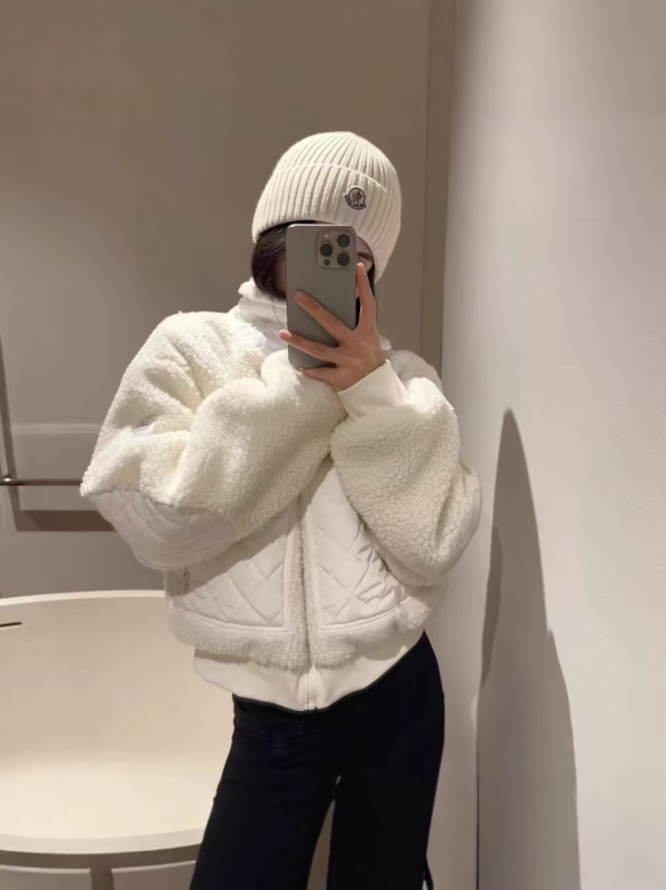 Geacă damă din lână de miel, cu guler înălțat, închidere cu fermoar, guler din blană artificială și broderie 3D