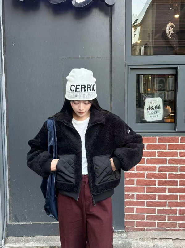 Geacă damă din poliester, groasă, tricotată manual, guler înalt și fermoar