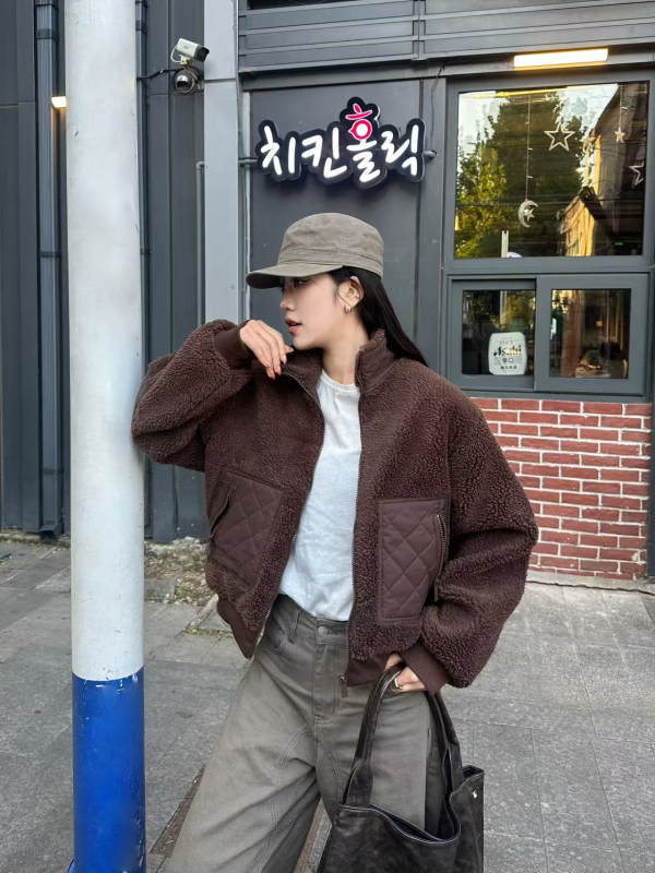 Geacă damă din poliester, groasă, tricotată manual, guler înalt și fermoar