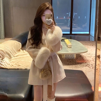 Ženski kaput od poliestera, slobodan kroj, srednja duljina, pojas oko struka sa vezicom, minimalistički stil, poliester preko 95%