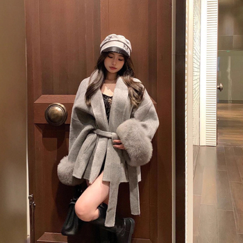 Ženski kaput od poliestera, slobodan kroj, srednja duljina, pojas oko struka sa vezicom, minimalistički stil, poliester preko 95%