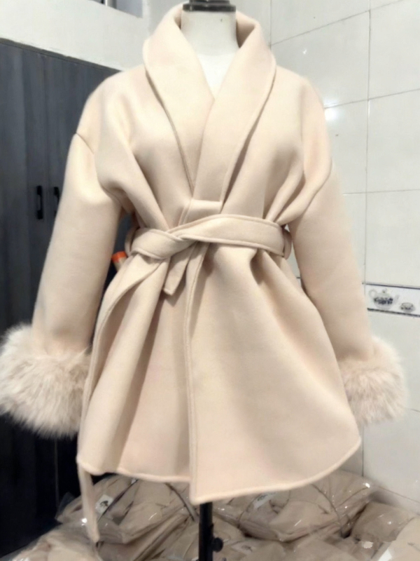 Ženski kaput od poliestera, slobodan kroj, srednja duljina, pojas oko struka sa vezicom, minimalistički stil, poliester preko 95%