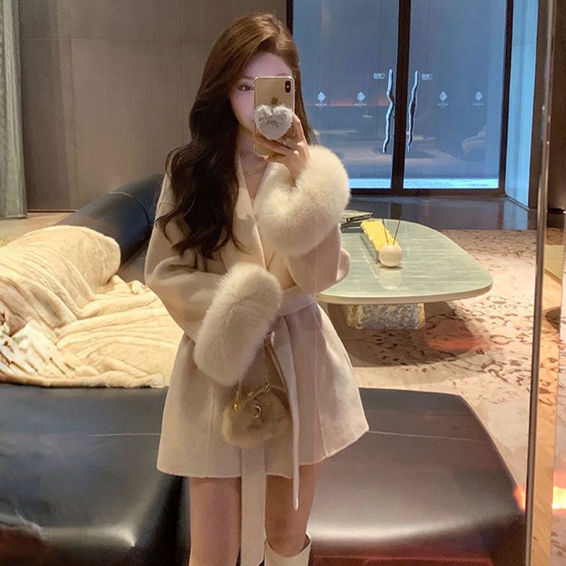 Ženski kaput od poliestera, slobodan kroj, srednja duljina, pojas oko struka sa vezicom, minimalistički stil, poliester preko 95%