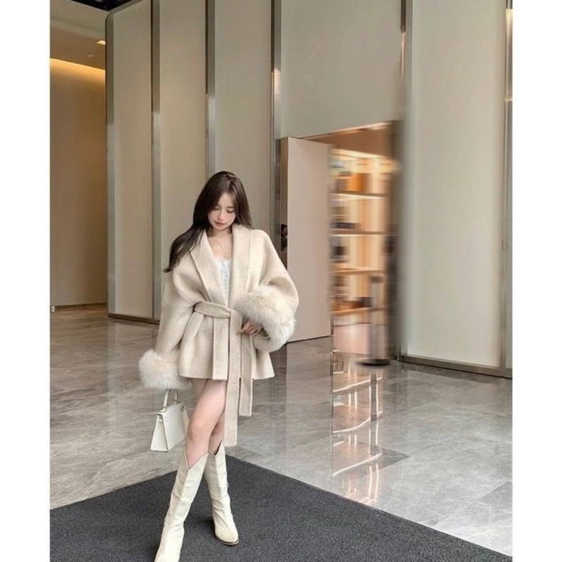 Ženski kaput od poliestera, slobodan kroj, srednja duljina, pojas oko struka sa vezicom, minimalistički stil, poliester preko 95%