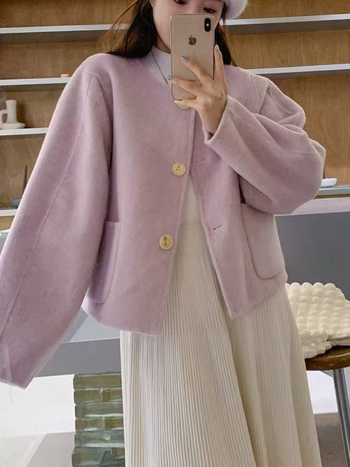 Ženski vuneni kaput, debeli vuneni materijal, okrugli ovratnik, tri gumba, duljina 50–65 cm.