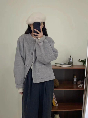 Ženski vuneni kaput, debeli vuneni materijal, okrugli ovratnik, tri gumba, duljina 50–65 cm.