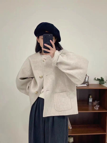 Ženski vuneni kaput, debeli vuneni materijal, okrugli ovratnik, tri gumba, duljina 50–65 cm.