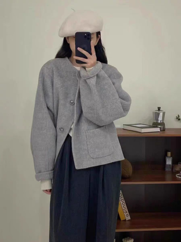 Ženski vuneni kaput, debeli vuneni materijal, okrugli ovratnik, tri gumba, duljina 50–65 cm.