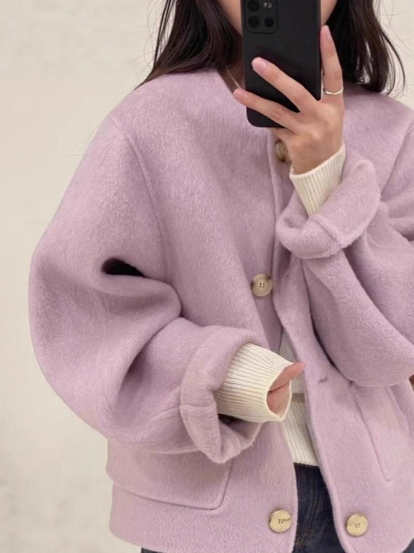 Ženski vuneni kaput, debeli vuneni materijal, okrugli ovratnik, tri gumba, duljina 50–65 cm.