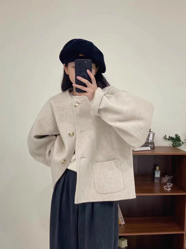 Ženski vuneni kaput, debeli vuneni materijal, okrugli ovratnik, tri gumba, duljina 50–65 cm.