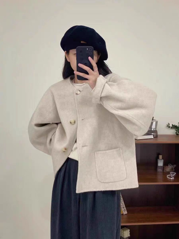 Ženski vuneni kaput, debeli vuneni materijal, okrugli ovratnik, tri gumba, duljina 50–65 cm.