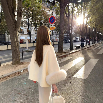 Ženski vuneni kaput s lisčjim krznom – dvostrani, opuštenog kroja, duljina 50–65 cm, okrugli ovratnik