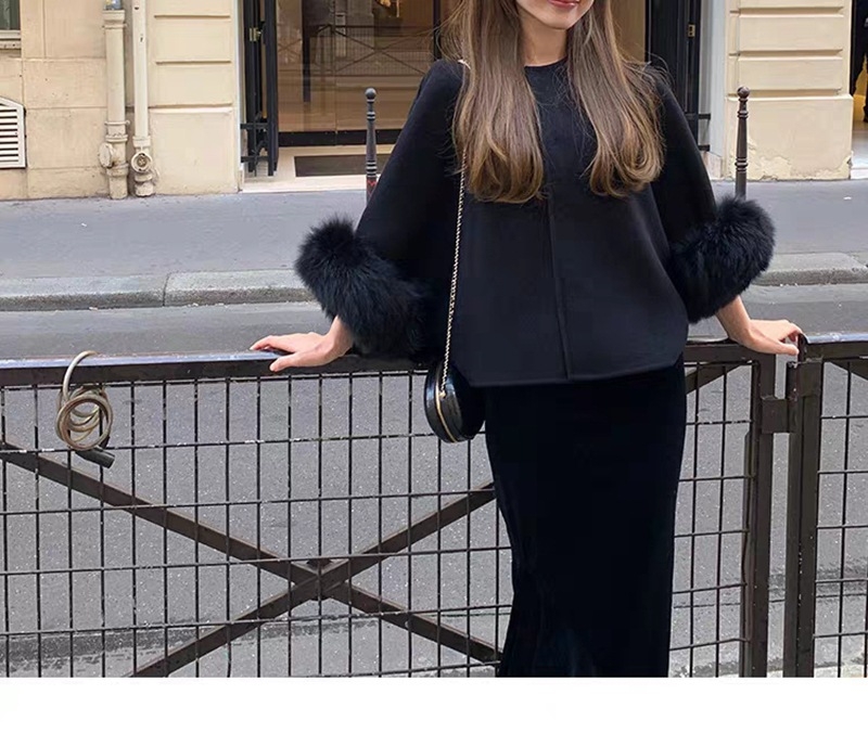 Ženski vuneni kaput s lisčjim krznom – dvostrani, opuštenog kroja, duljina 50–65 cm, okrugli ovratnik