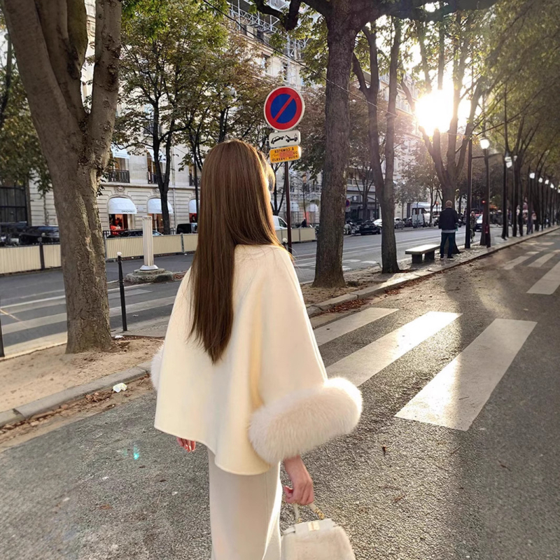 Ženski vuneni kaput s lisčjim krznom – dvostrani, opuštenog kroja, duljina 50–65 cm, okrugli ovratnik