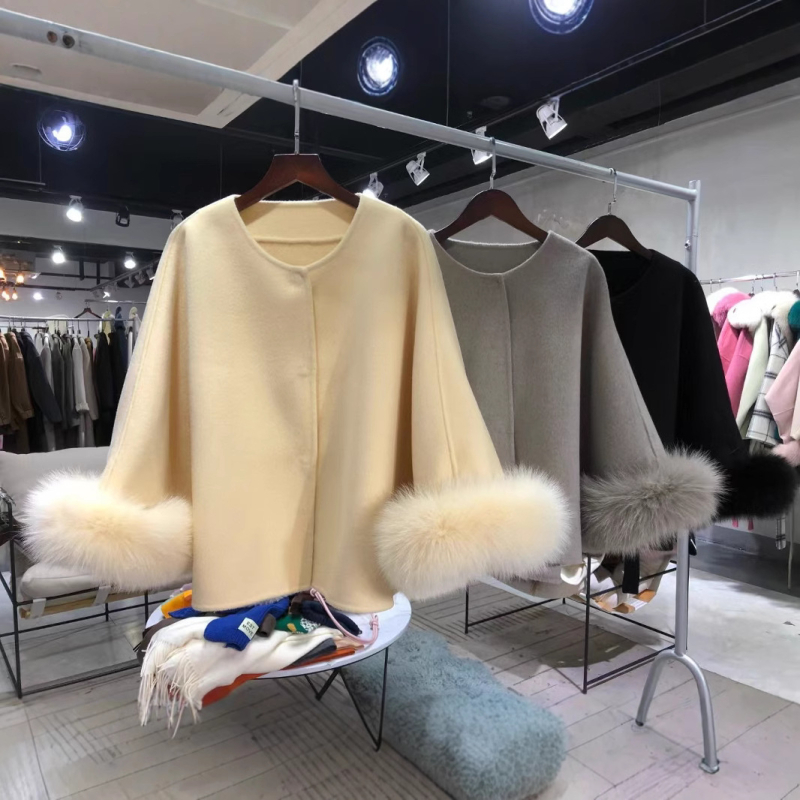 Ženski vuneni kaput s lisčjim krznom – dvostrani, opuštenog kroja, duljina 50–65 cm, okrugli ovratnik