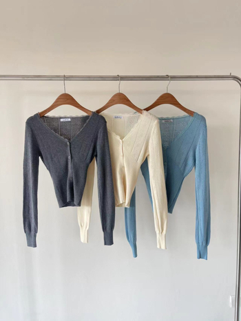 Pleteni kardigan s čipkastim izrezima, struk definiran A-kroj, V izrez, s jednim gumbom, jesen 2025