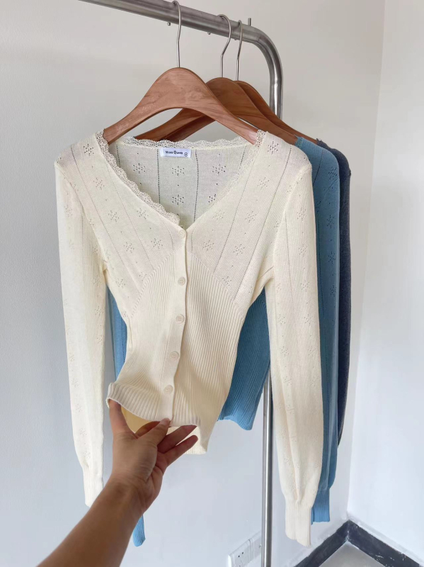 Pleteni kardigan s čipkastim izrezima, struk definiran A-kroj, V izrez, s jednim gumbom, jesen 2025