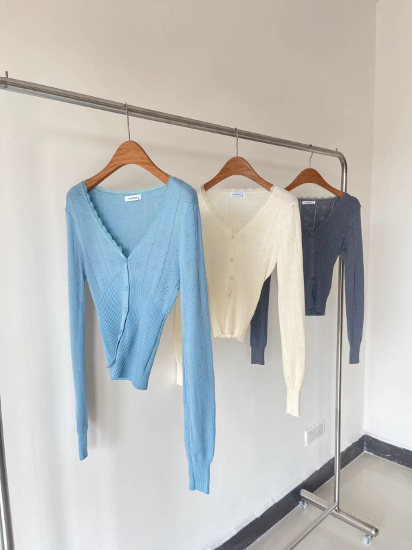 Pleteni kardigan s čipkastim izrezima, struk definiran A-kroj, V izrez, s jednim gumbom, jesen 2025