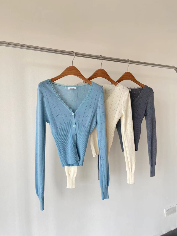 Pleteni kardigan s čipkastim izrezima, struk definiran A-kroj, V izrez, s jednim gumbom, jesen 2025