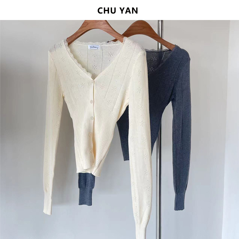 Pleteni kardigan s čipkastim izrezima, struk definiran A-kroj, V izrez, s jednim gumbom, jesen 2025