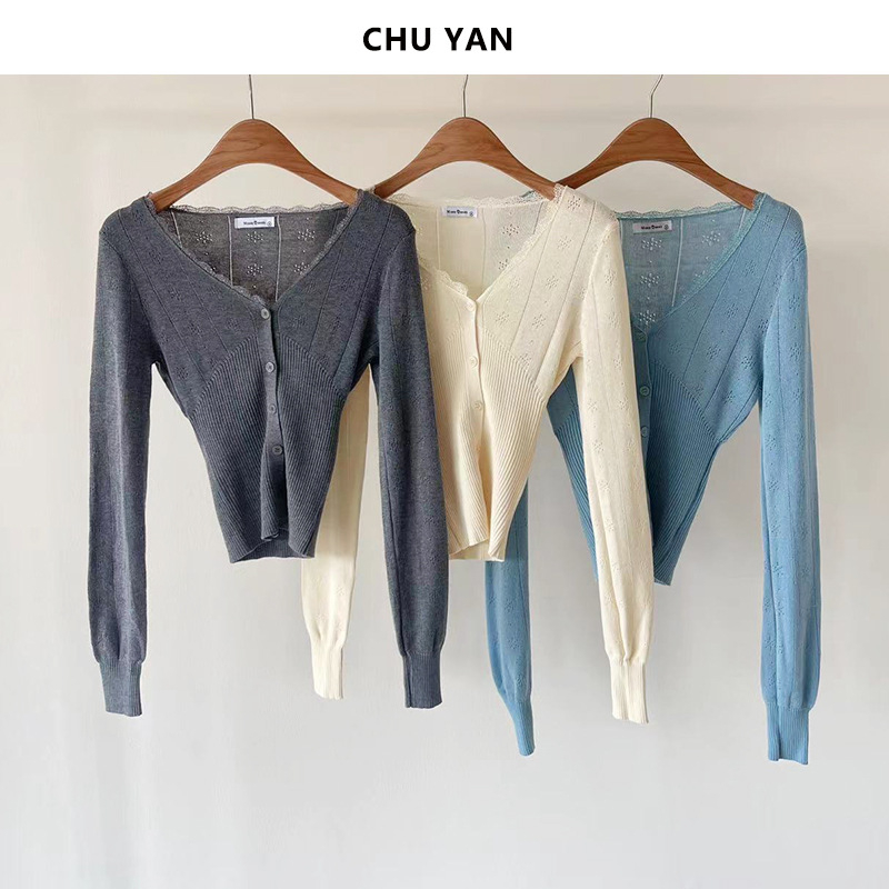 Pleteni kardigan s čipkastim izrezima, struk definiran A-kroj, V izrez, s jednim gumbom, jesen 2025