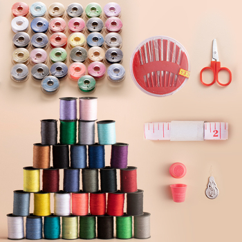 Set šivaćih niti u kutiji za kućnu upotrebu, uključuje niti za šivaći stroj i ručno šivanje, moderni stil