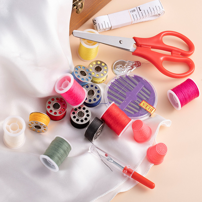 Set šivaćih niti u kutiji za kućnu upotrebu, uključuje niti za šivaći stroj i ručno šivanje, moderni stil